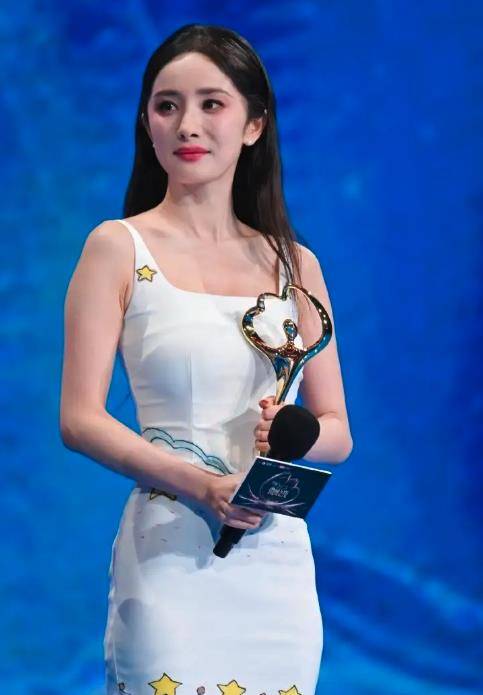 星光熠熠的微博之夜:朱一龙与杨紫耀眼巅峰,杨幂以公益之光获奖_明星