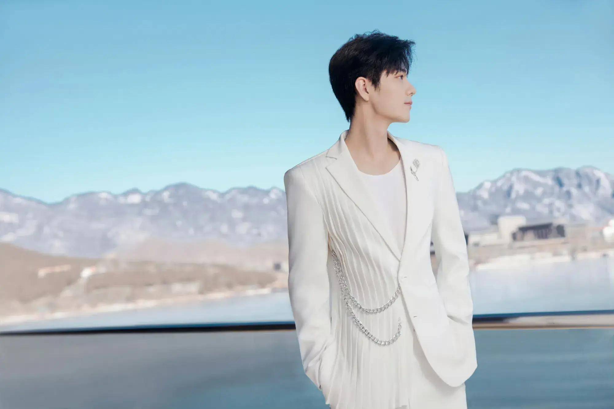 肖战的时尚资源与他的顶级流量一样,很顶!_白色_披风_品牌