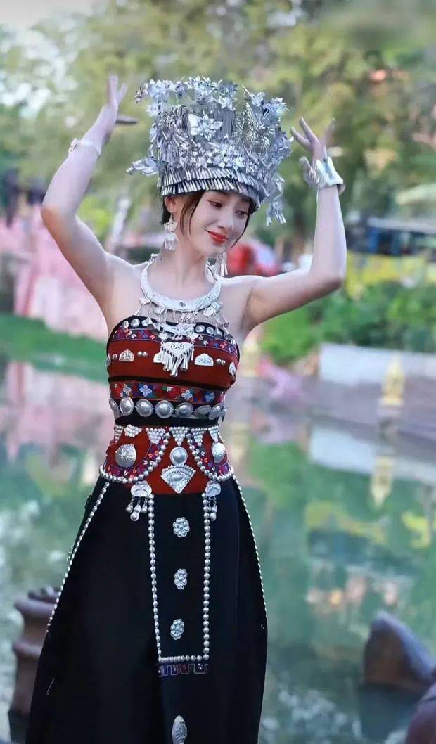 柳岩穿苗族服饰卡点跳舞,秀出绝美身段与白皙肌肤,美得不可方物_舞姿