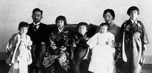 麦克阿瑟说:日本战败,陛下怎么不剖腹?天皇说:为了世界和平!
