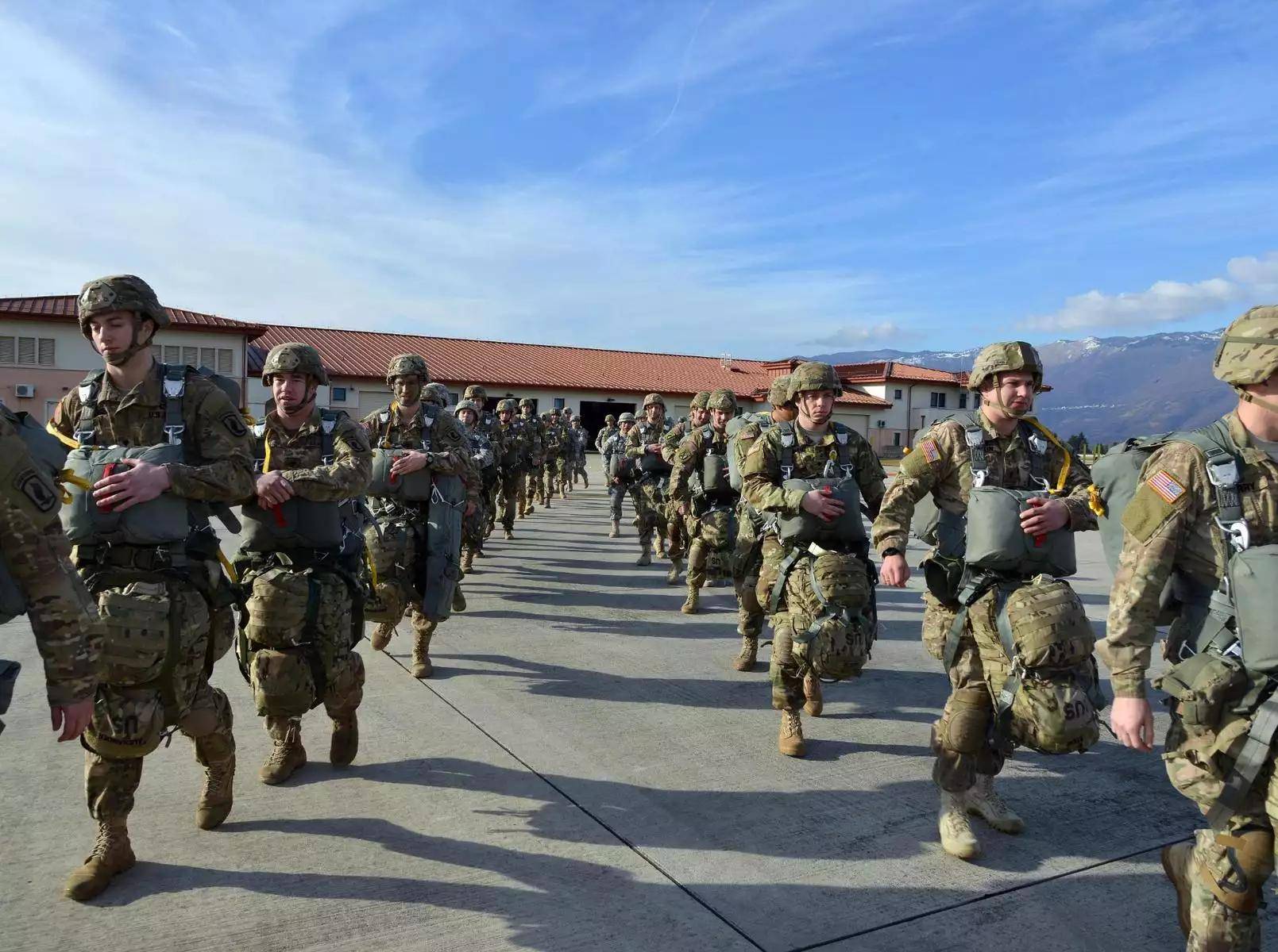 开火了,1死1伤,美国得州宣布进入自卫状态,10个州出兵紧急增援_国民