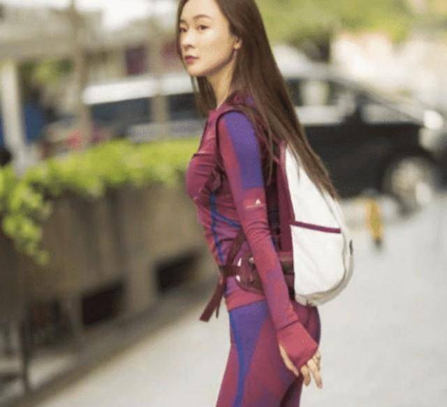 霍思燕穿"时尚裤"出门,被拍照上传网络,引来网友热议