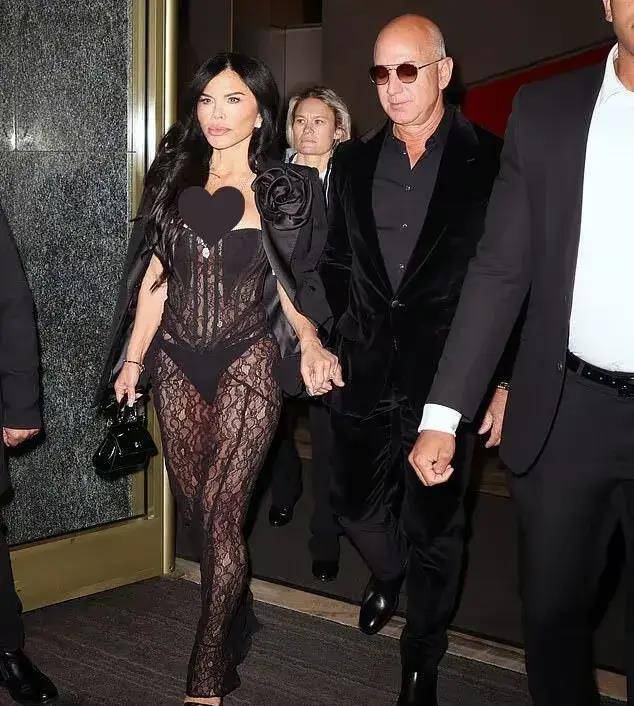 54岁桑切斯透视装出席活动,腰臀比例完美,和贝佐斯十指紧扣_梅根凯莉