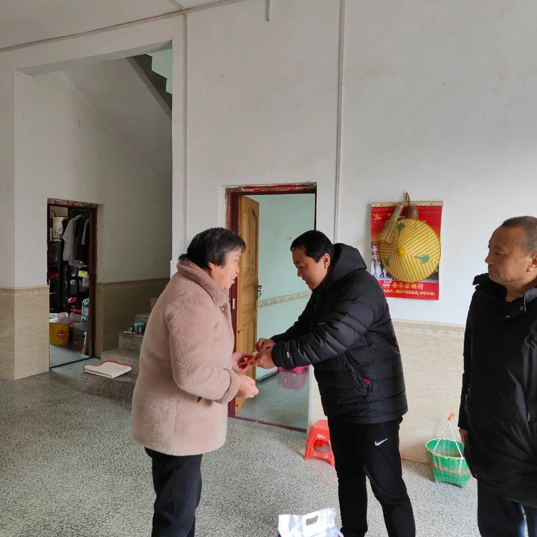 驻村支部书记刘强及我院驻村干部柳国萍的陪同下,来到莲花县良坊镇岐