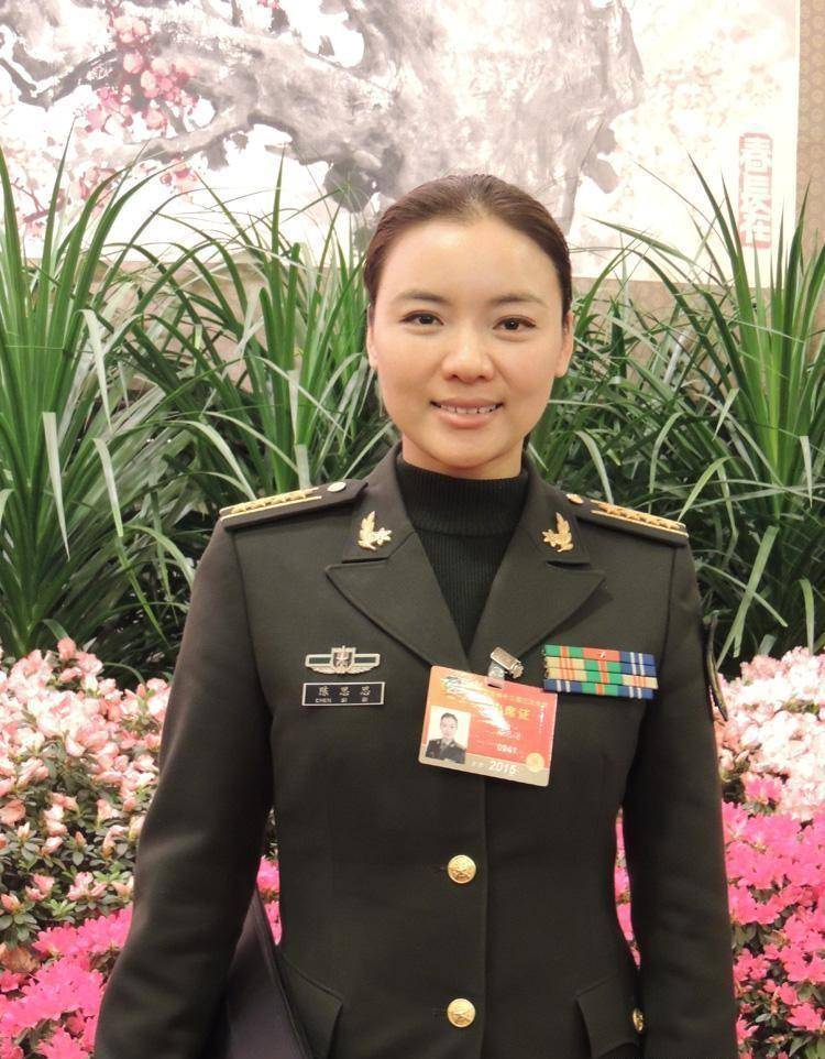 军中绿花陈思思近照,特别漂亮的湘妹子,她45岁了,为何仍然未婚_李双江