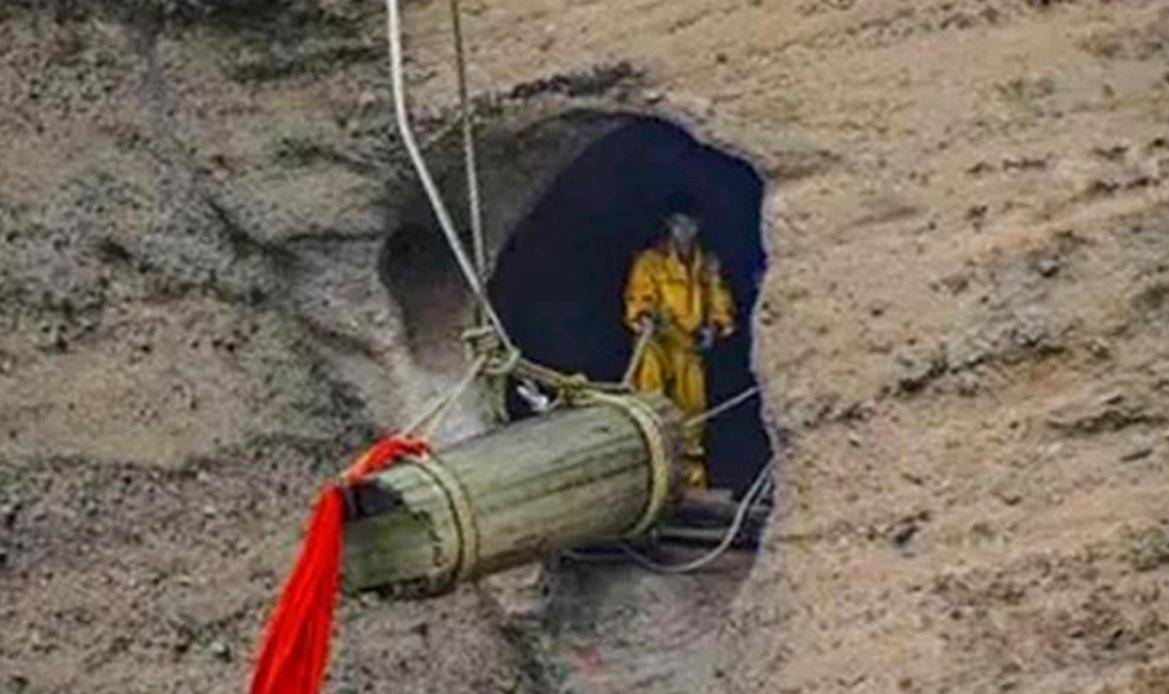 贵州背尸人:以背尸背棺材为生,徒手攀爬悬崖,峭壁