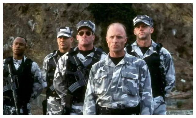 从武器装备来看,叛军使用的是m16a1自动步枪和xm177自动步枪等,而突击