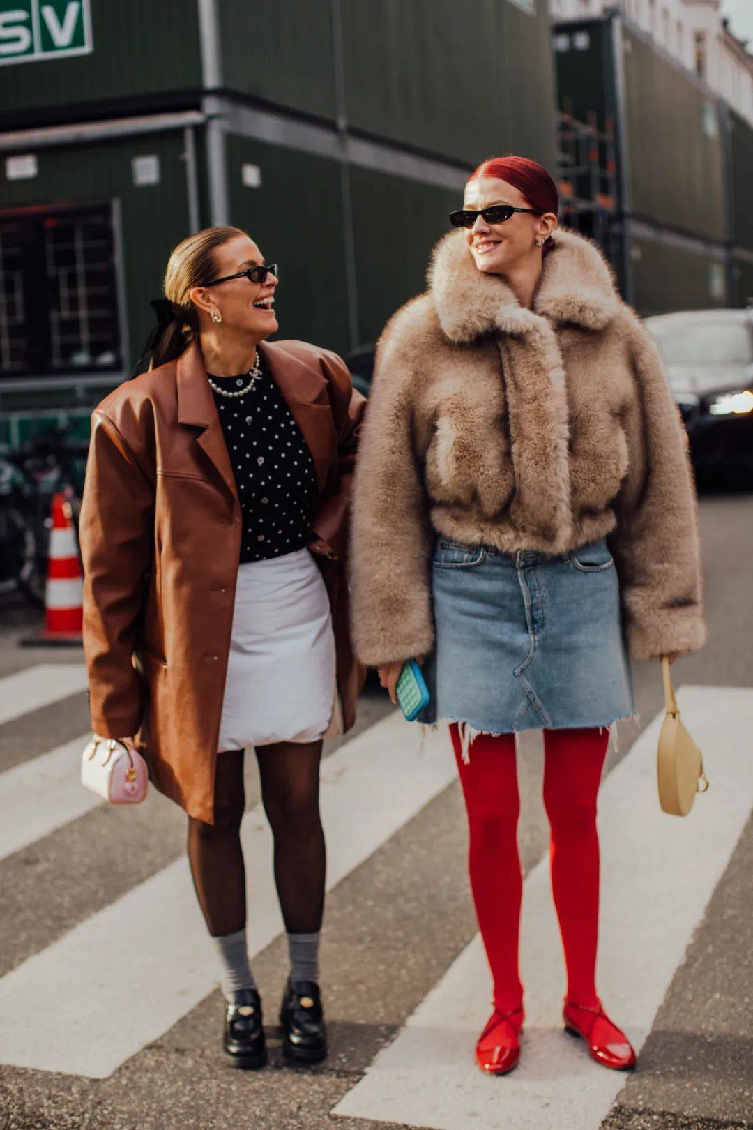 这条红袜子是辣妹冬日造型首选?