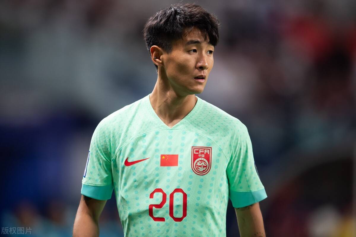 相反,韦世豪在武汉三镇成为了刺头,两次无谓暴力犯规被直接红牌罚下.