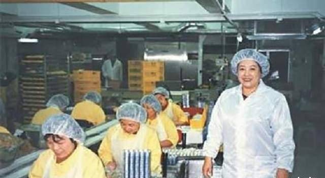水饺皇后:没生儿子被抛弃,如今靠"湾仔码头"坐拥百亿身家_香港_时日方