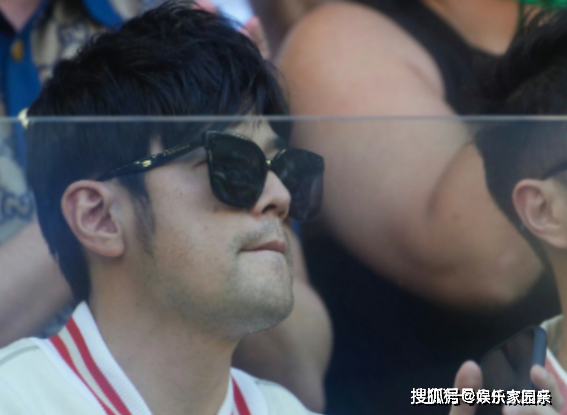 周杰伦国外看球赛,满脸胡子魅力不减,网友:天王风采依旧!