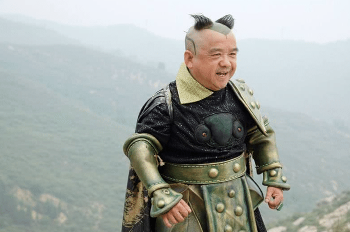 他身高一米二,演过武大郎,4任老婆个个貌美如花,豪宅豪车无数_陈三木