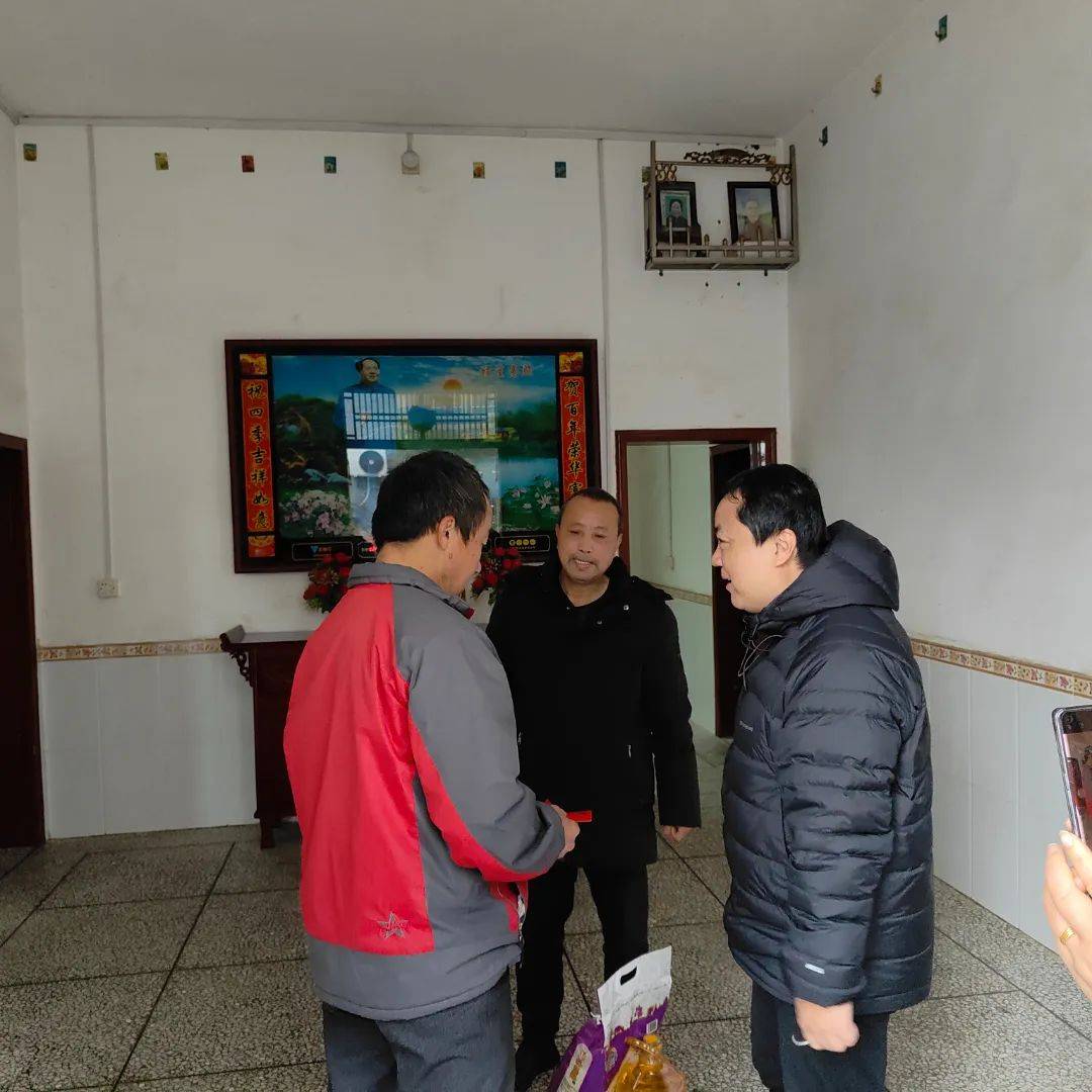 驻村支部书记刘强及我院驻村干部柳国萍的陪同下,来到莲花县良坊镇岐