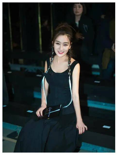 美丽娇媚的马苏,雪白肌肤如玉,细腿无瑕!