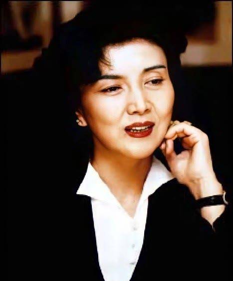 洪罗喜:22岁嫁李健熙门当户对,生3女1子,稳坐会长夫人位置53年_人生