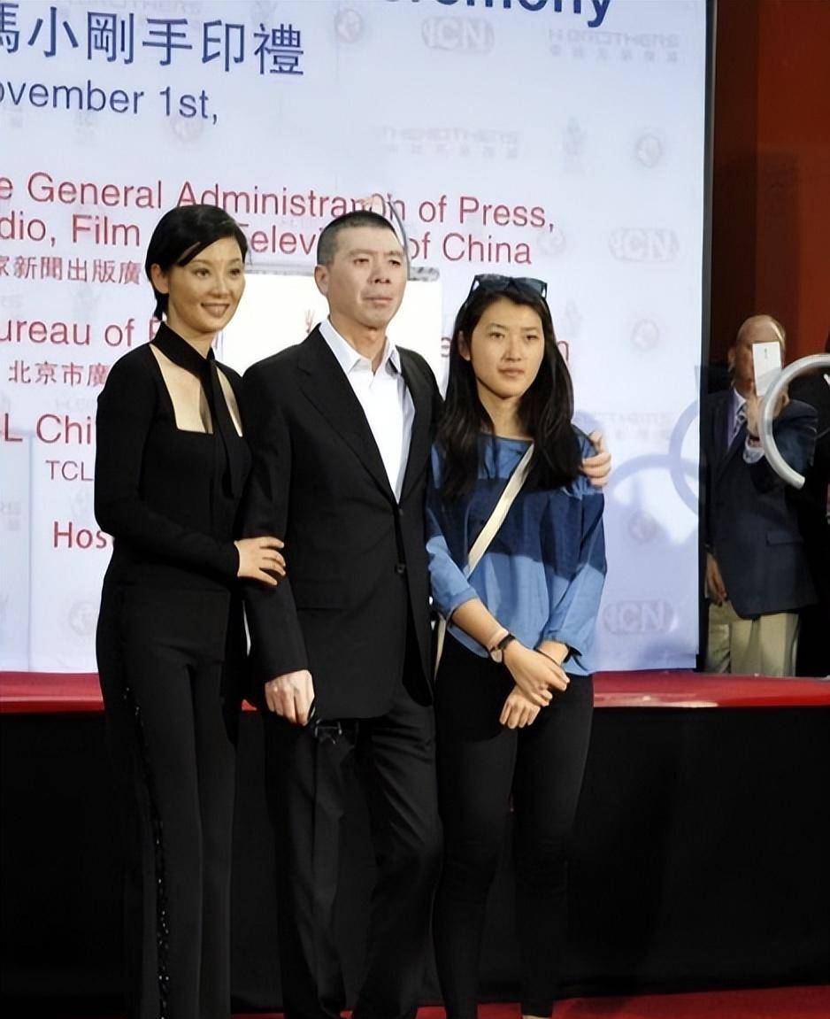 冯小刚罕见携亲女儿亮相!31岁冯思羽眉眼和冯小刚如出一辙