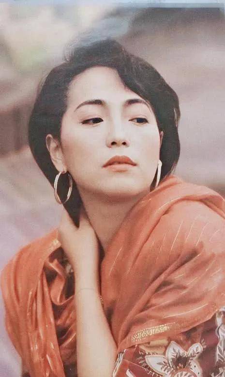 "石榴姐"苑琼丹:和林正英刻骨铭心相爱,后嫁给富商被宠成小孩_周星驰