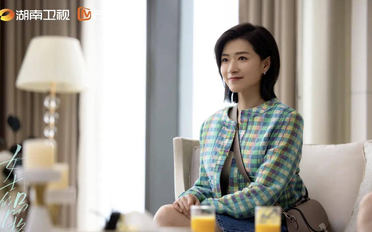 前脚她见万茜这个女下属办不成事,没有利用价值了,特别是知道她怀孕了