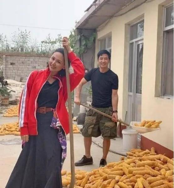她被人嘲笑"土得掉渣",程莉莎听了郭晓冬的意见,在他的老家举行了婚礼