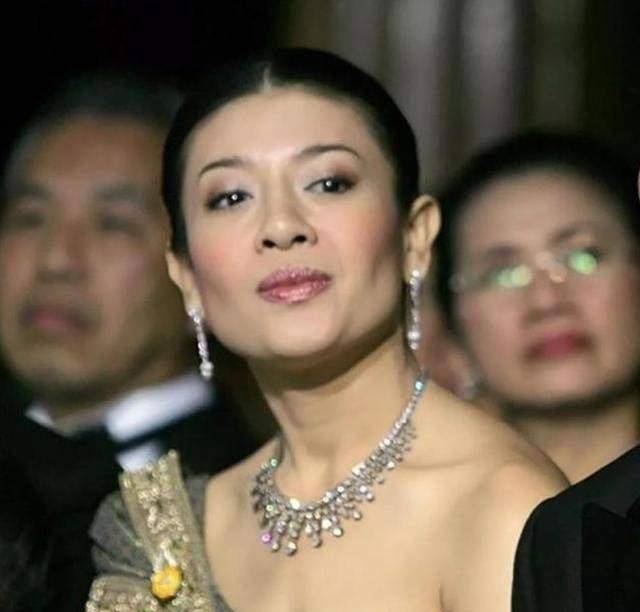 西拉米:荒唐泰王的绝色王妃,43岁被削发为尼,当街匍匐跪拜儿子_王室