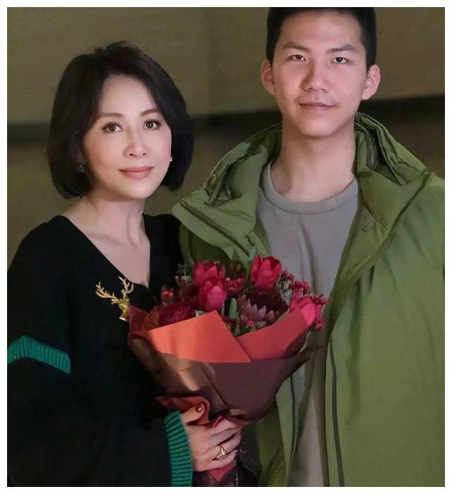 刘烨带着12岁霓娜和诺一看演出,偶遇惊艳如洋娃娃的一幕_安娜_家庭