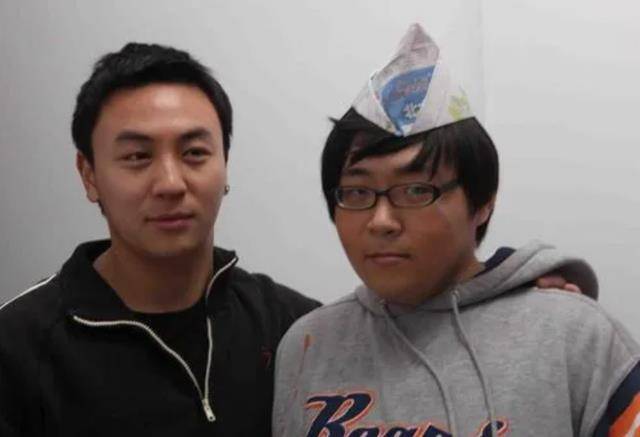 然而这两个小光头长大以后,演艺事业一落千丈.