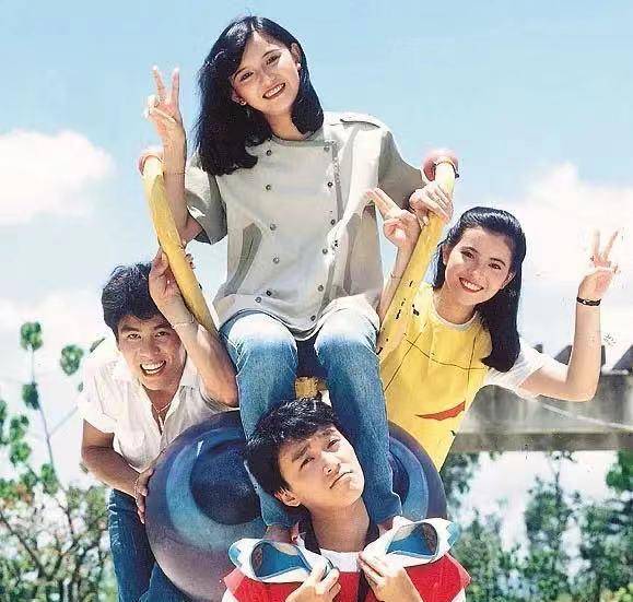 第一部电影就和周星驰,谭玉英合作了《黑白僵尸》,而她合作的演员也都