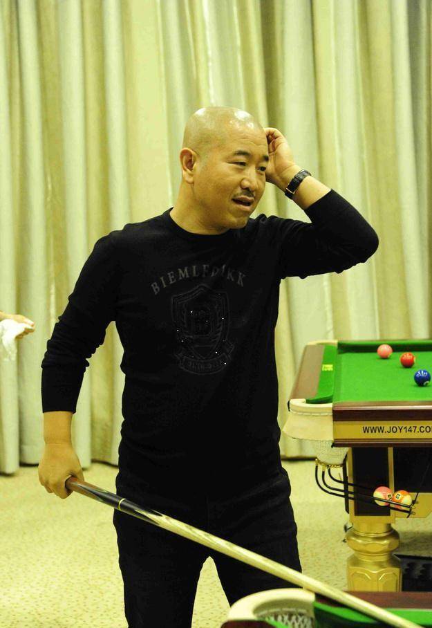 加之他很喜欢打台球,这是那个时代的一种标志,王小利沉迷其中不能自拔