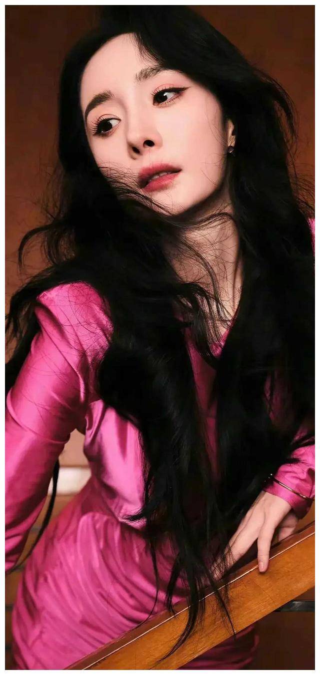 杨幂以她独特的魅力和多重身份在娱乐圈中脱颖而出.