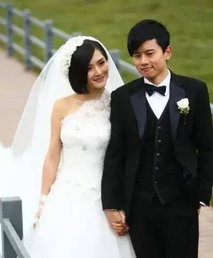 41岁谢娜发文为女儿庆生,并晒跳跳悄悄合影,女儿们长相好神奇