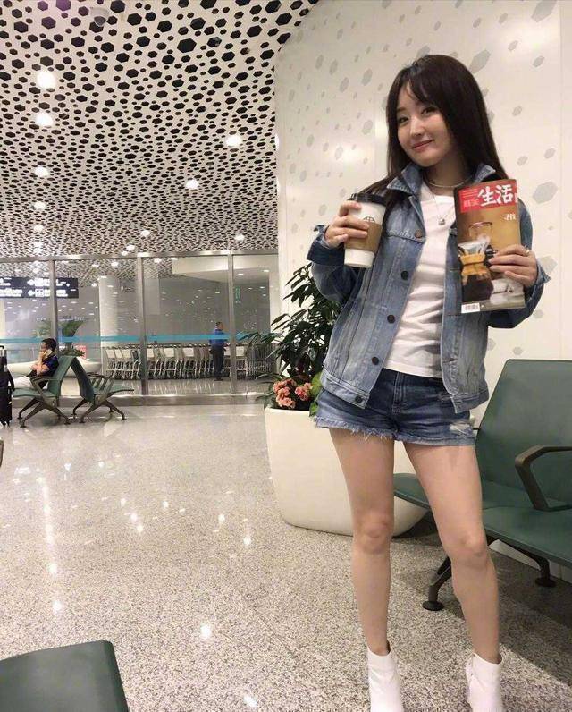 杨钰莹真敢"作妖",穿牛仔外套配超短裤走机场,48岁硬穿成00后_少女_版