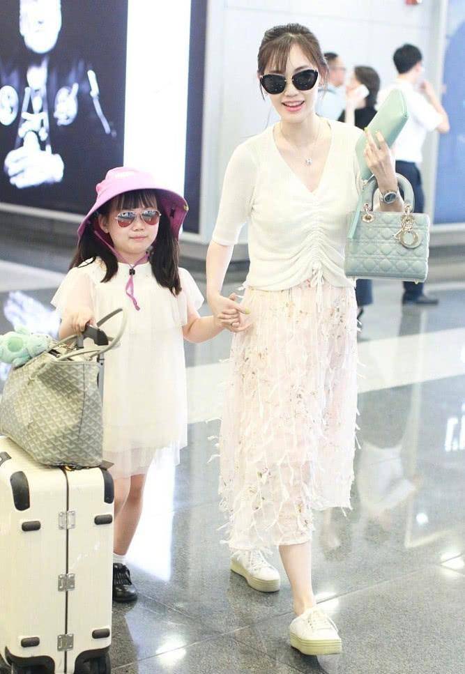 37岁马蓉晒近照,美如少女自称幸福满满,网友:不想结婚了吗_王宝强