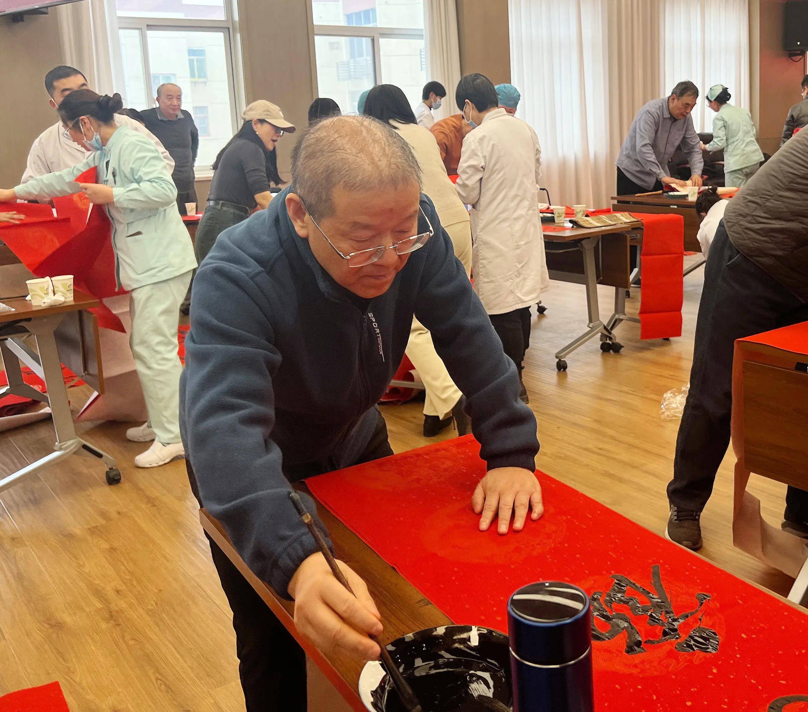 西安中国书法院,西安市中信书画院迎新春义写春联走进森工医院