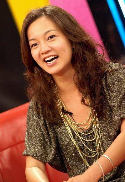 性格泼辣又率真的阿雅,婚后竟变身小女人,如今竟做起