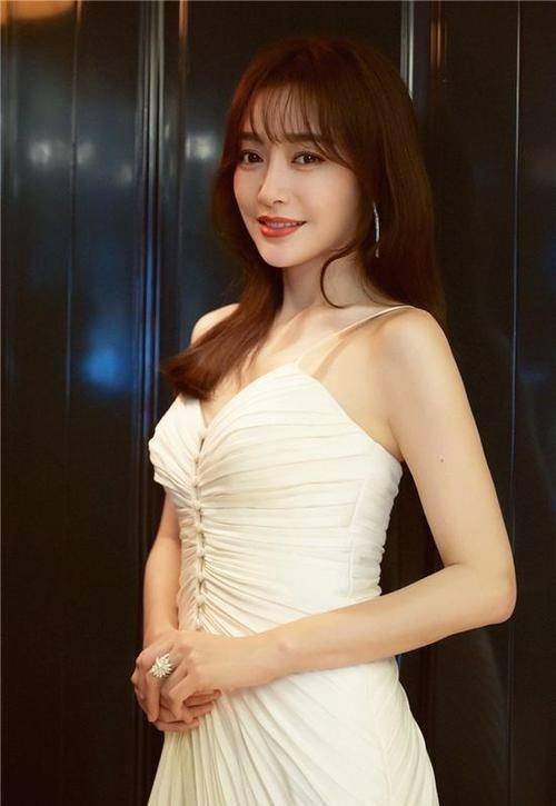 有一次,黄晓明辗转拍戏途中,发生车祸,秦岚听到消息,不管