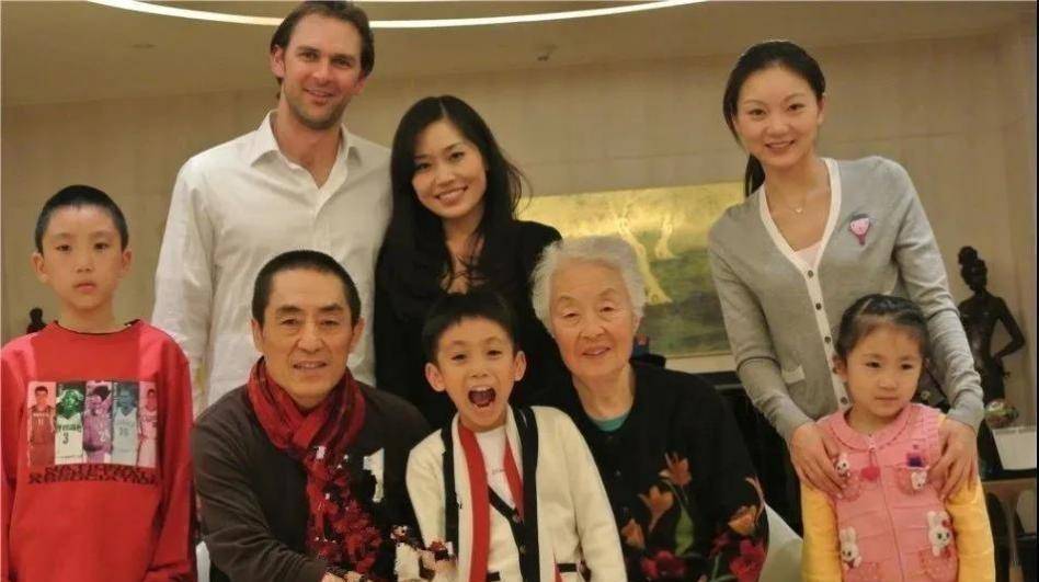 73岁张艺谋的私心:把女儿带进圈,如今又在《满江红》强捧大儿子_肖华