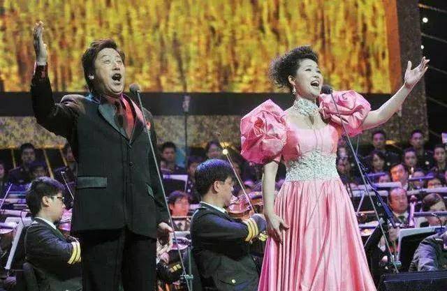 梦鸽的初恋男友魏金栋被誉为歌圣,他是国家广播艺术团的一级演员,和