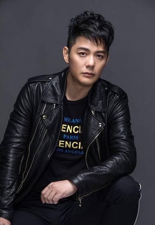 他又在吴京主演的《我是特种兵之利刃出鞘》,里面饰演了卧底王亚东,一