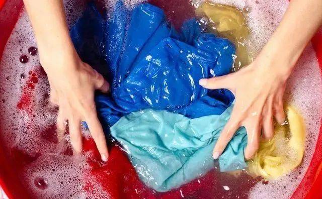 才知道,洗床单时在水里倒一碗,无论床单多脏多旧,洗后干净如新