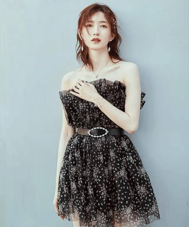 李思思国外度假好随性,穿背心连衣裙配人字拖,气质出众好高级_女性_版