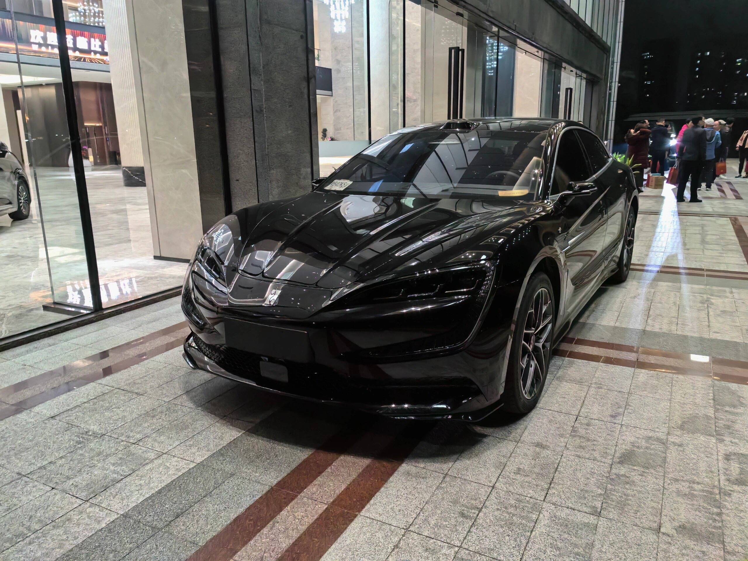 黑色仰望u7现身街头,长超5米2 四座布局,超1300马力 续航800km_搜狐