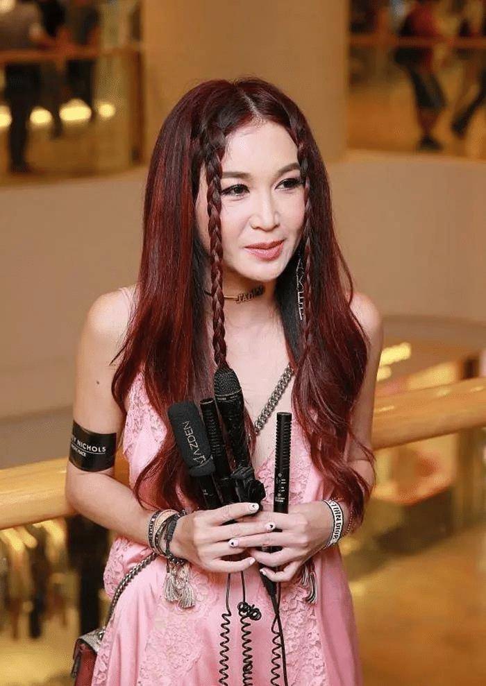 温碧霞越老越作妖,穿粉色蕾丝"睡裙"就出街,脸部浮肿太真实_连衣裙_颜