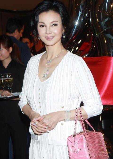 靠"小婉君"走红,24岁嫁入豪门生5子,分手后获4亿"分手费"_谢玲玲