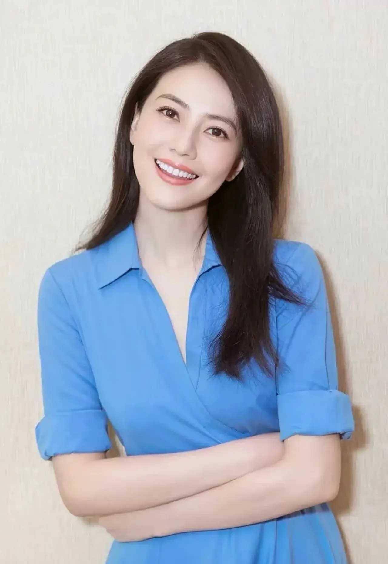 43岁高圆圆的状态让人惊叹,身形也优雅,气质非凡