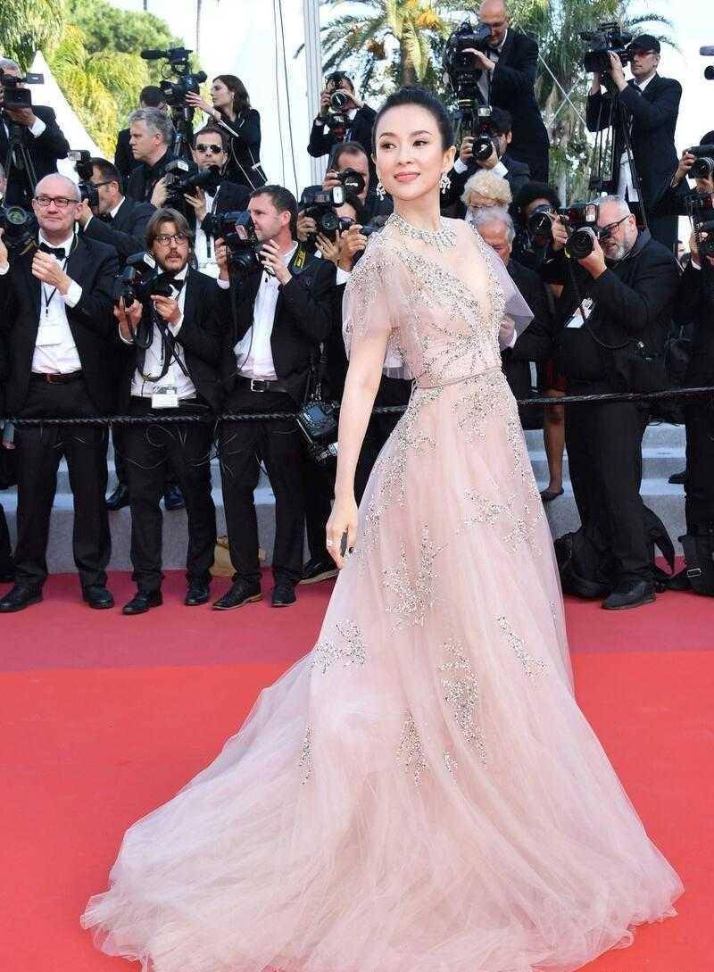 章子怡在国外更加惊艳,穿深v裸色连衣裙走红毯,美出了