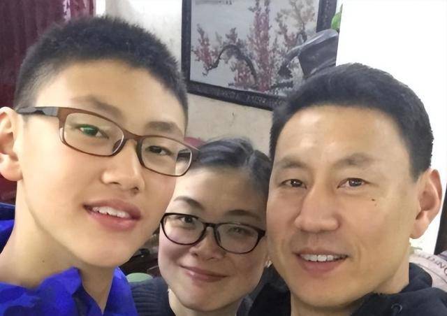 李楠49岁赋闲在家,妻子43岁生子创纪录,cba星二代能否青出于蓝