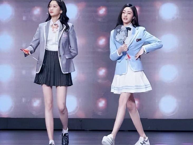 她和关晓彤站在一起,网友:对比强烈_演技_舞台_观众