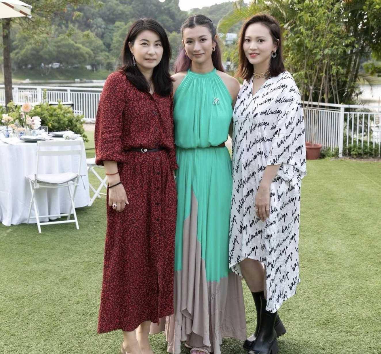 郭晶晶出席名媛生日会,打扮素朴气质淡雅,合照坐前排被视为贵宾