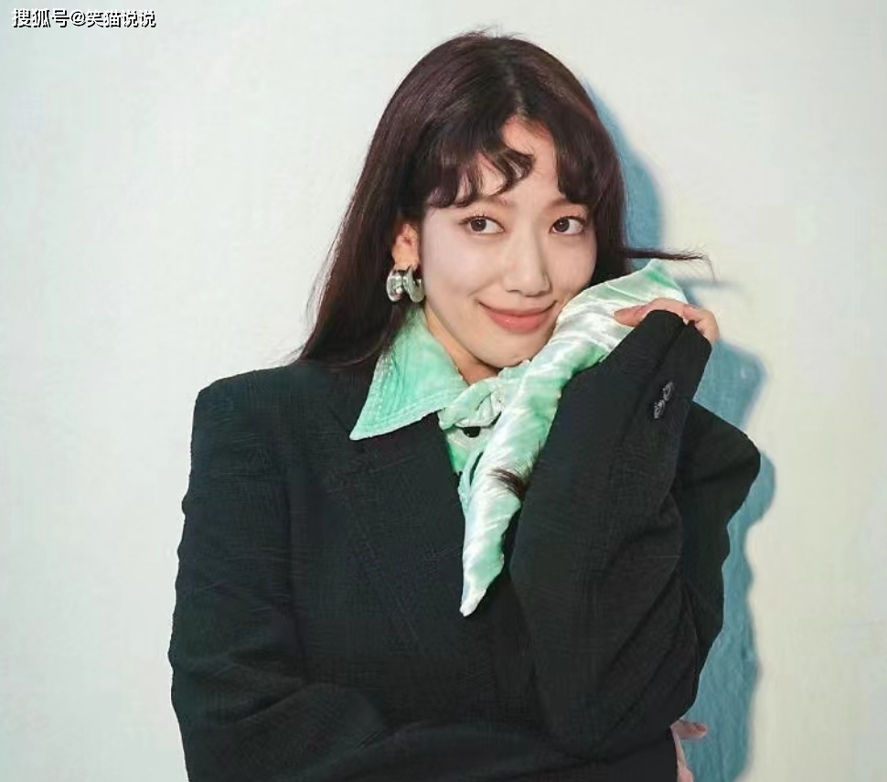 朴信惠最新物料曝光,卷刘海显疲态,被网友点评面相变了