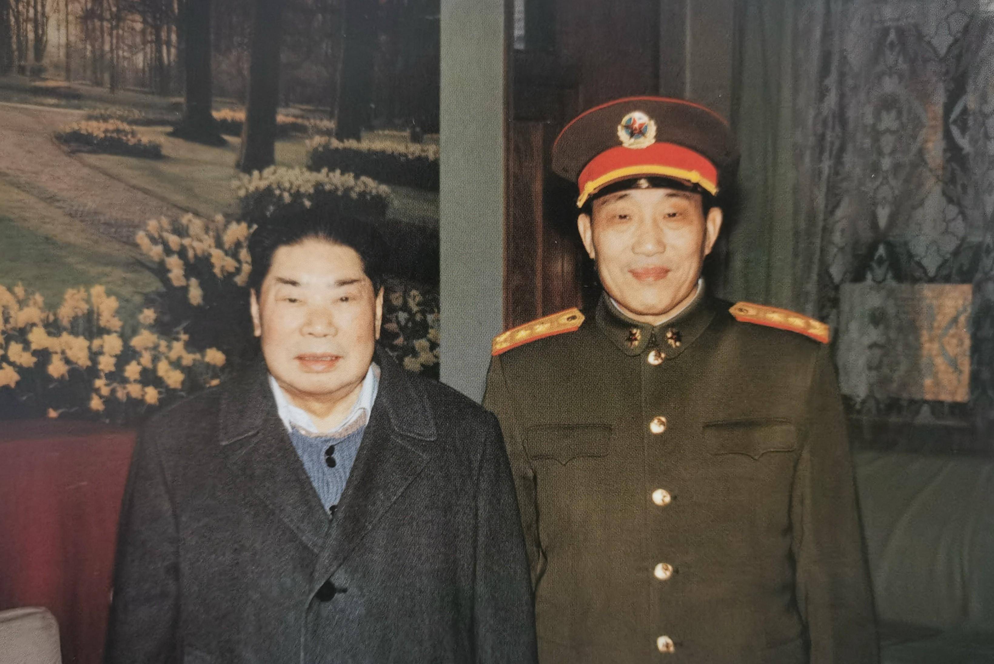 杨得志将军晚年照片,与老战友,老下属合影,打乒乓球锻炼身体_总参谋长